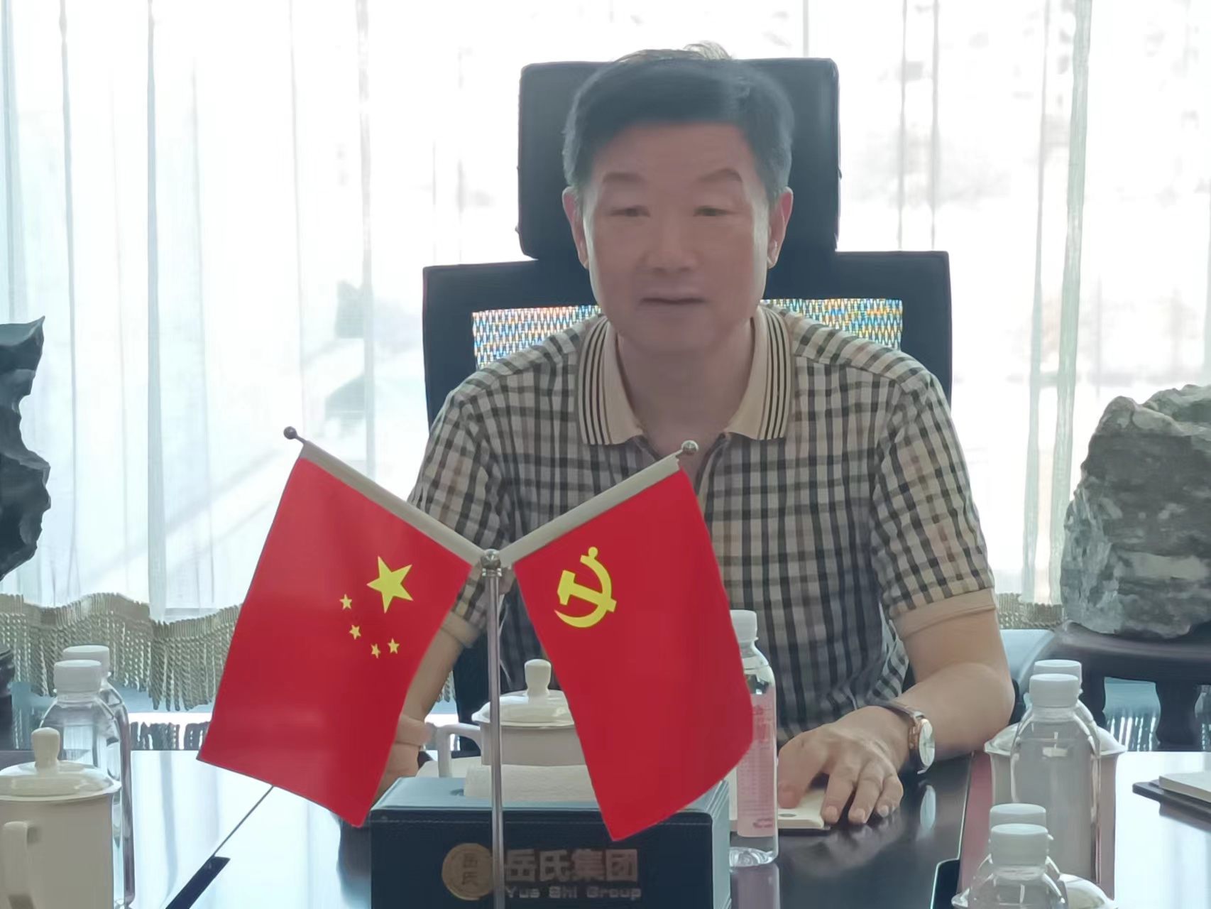 連手機(jī)都放不下，你還能放下什么？——岳氏集團(tuán)召開(kāi)季度管理工作懇談會(huì)