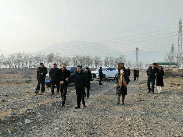 岳氏集團董事長岳平安與土壤修復專家考察寧夏惠農區生態治理情況