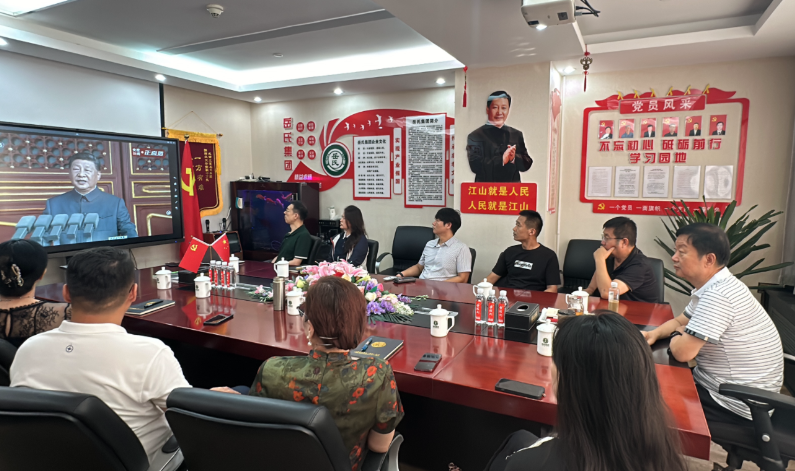 岳氏集團組織觀看抗戰勝利閱兵，愛國情懷激蕩人心